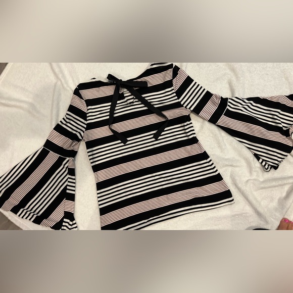 Bell sleeve - Picture 2 of 3